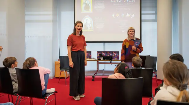 Mit Beginn des neuen Schuljahres öffnet die Stadtbibliothek Salzburg wieder die Türen zu den beliebten zweisprachigen Märchenstunden. | Foto: Stadt Salzburg/Alexander Killer