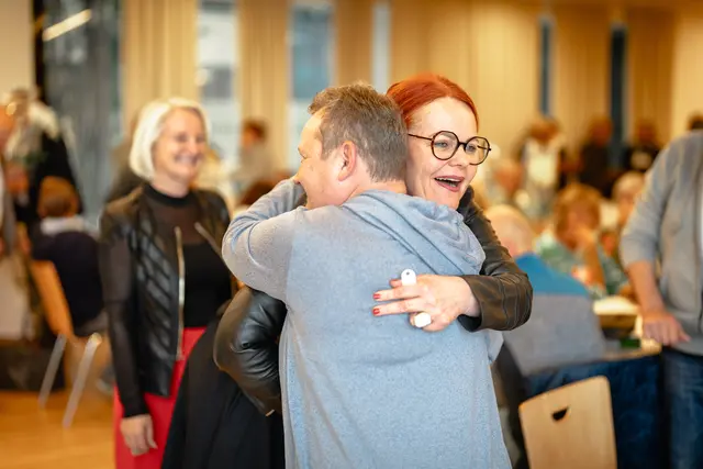 Herzliche Schlüsselübergabe durch LR Cornelia Hagele.  | Foto: Tiroler Wohnbau