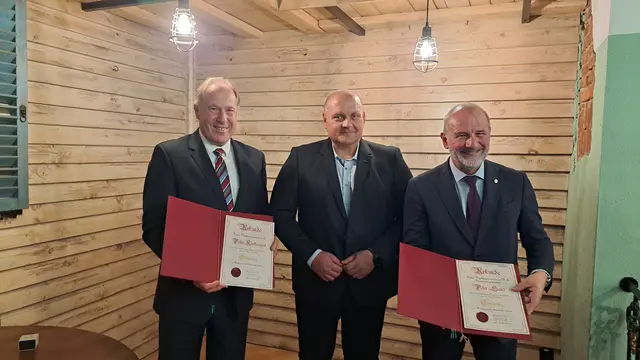 Bürgermeister Gerald Wonner (SPÖ) übergab den Ehrenring der Gemeinde an Peter Kirchengast (ÖVP, links) und Peter Samt (FPÖ, rechts). | Foto: Gemeinde