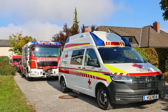 Personenrettung durch Feuerwehr und Rotem Kreuz: Ein Pensionist steckte in seinem Klappbett fest. | Foto: laumat.at
