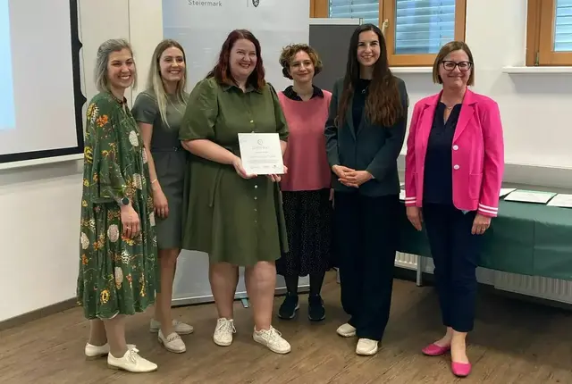 Im Frühjahr wurde die Mittelschule Bärnbach als e-ducation-Schule ausgzeichnet. Direktorin Julia Böhmer (3. v. l.) mit der Auszeichnung. | Foto: Stefan Geißler
