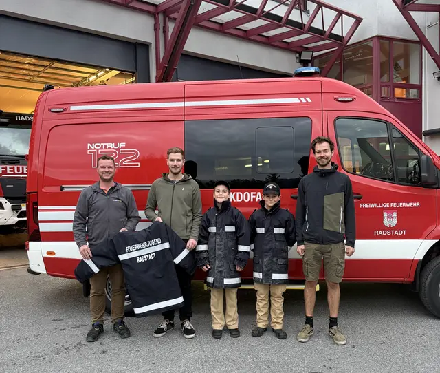 Neue Einsatz- und Übungsjacken für die Jugendfeuerwehr (v.l.n.r Ortsfeuerwehrkommandant HBI Martin Oppeneiger, Jugendbetreuer LM Johann Winter jun., Jugendfeuerwehrmänner JFM Florian Lochner & JFM David Klabuschnigg und Jugendbetreuer Stellvertreter OFM Elias Sattler) | Foto: Feuerwehr Radstadt / HV Julian Mayrhofer