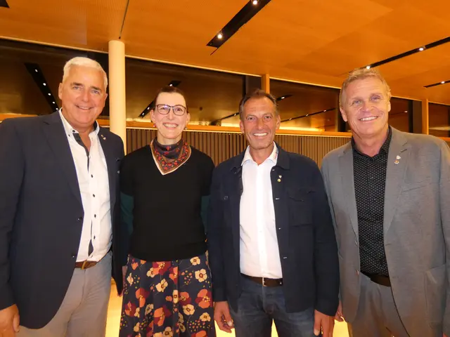 Volltreffer ins "Schwarze": Martina Schwarzmann mit TVB-Obmann Josef Chodakowsky, TVB-Direktor-Stv. Gerhard Eichhorn und TVB-Direktor Martin Ebster. 