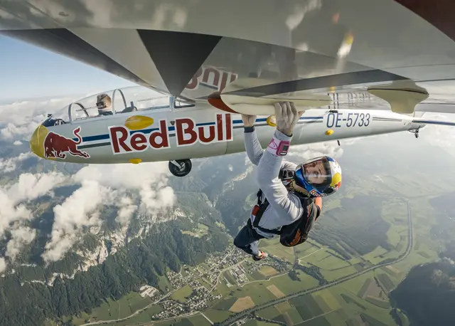 Das gab's noch nie: Domen Škofic startete während des Flugs vom hinteren Sitz des Cockpits aus seine "Tour". Er kletterte in einer Achterschleife über beide Tragflächen – entlang der Unterseite des Flugzeugs. | Foto: Mirja Geh/Red Bull Content Pool
