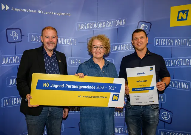 Auszeichnung für Hafnerbach: BGM Stefan Gratzl, Jugend-Landesrätin Christiane Teschl-Hofmeister, Markus Marchart | Foto: NLK Burchert