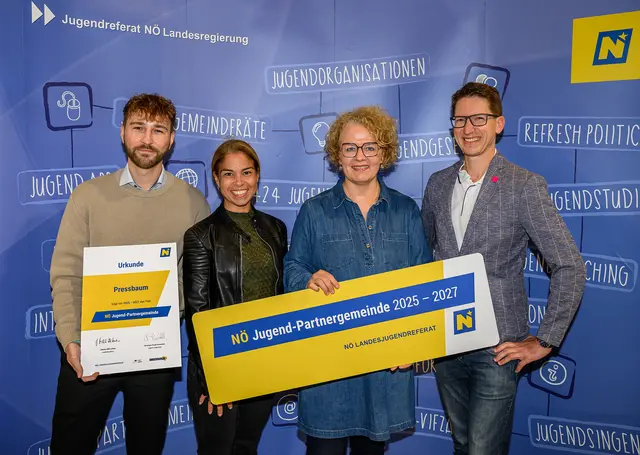 Auszeichnung für Pressbaum: JGR Nikolaus Niemeczek, Evelyn Stattin, Jugend-Landesrätin Christiane Teschl-Hofmeister, GR Markus Seemann | Foto: NLK Burchert