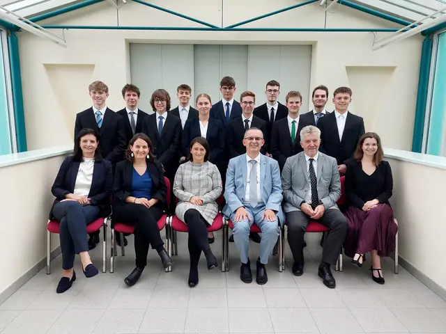 Restliche Klasse 5DK (v.l.): Irene Weidmann, Sarah Hurt-Dollensky, Manuela Schalko, Vorsitzender Dir. Rudolf Mayer, Wolfgang Kopitschek (Klassenvorstand 5DK) und Melanie Koller (sitzend) mit Oliver Semper, Timo Samm, Thomas Macho, Raphael Gebath, Barbara Schleritzko, Niklas Lenz, Marvin Immervoll, Matthias Kreuzer, Christof Riegler, Bernhard Riedl und Leon Allram (stehend) | Foto: HAK Waidhofen/Thaya