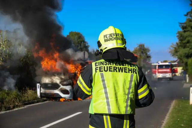 Ein mit Gasflaschen beladener Kleintransporter fing während der Fahrt auf der Mistelbacher Straße in Marchtrenk zu brennen an. | Foto: laumat.at