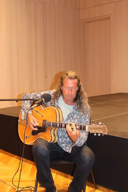 Wolfie Mayr umrahmte die Ausstellungseröffnung musikalisch.  | Foto: Elisabeth Zangerl