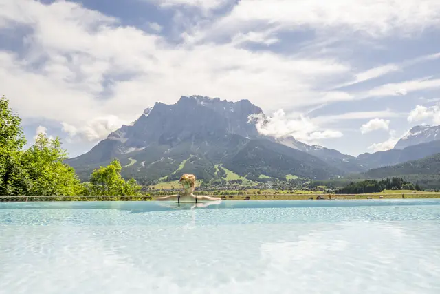 Da kann man es gut aushalten: Blick vom Pool des Hotel Post in Lermoos in Richtung Wettersteinmassiv. | Foto: Günter Standl