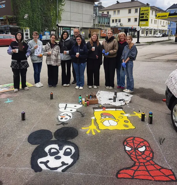 Im Rahmen der Einrichtung einer "Elternhaltestelle" für die Volksschule Ebensee haben sich Schülerinnen und Schüler sowie Lehrkräfte der Modeschule Ebense mit einem Graffiti-Projekt engagiert.
 | Foto: Frauen*forum Salzkammergut