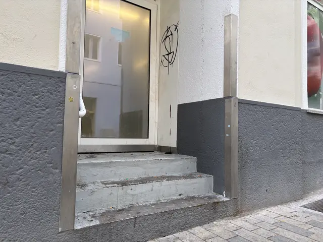 Die Notausgänge der Geschäfte werden laut dem Anrainer als Sitzgelegenheit genutzt und werden regelmäßig verschmutzt hinterlassen.  | Foto: Matthias Pandrea / Mein Bezirk