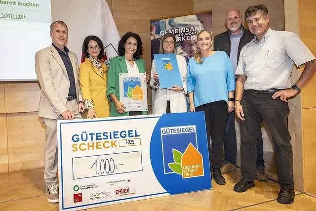Foto v.l.: Bernhard Huter von der BVAEB, Bettina Stadlmayr von der ÖGK, Dir. Heidrun Röck, Anita Wallner, Michaela Troyer, SQM Klaus Vogler, Vize-Bgm Martin Kirchmair.
 | Foto: Privat