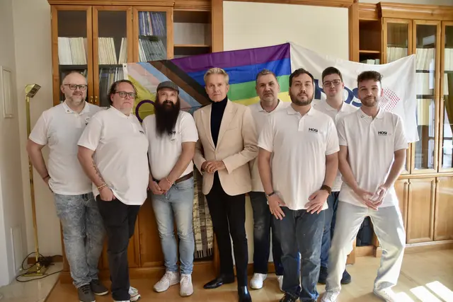 Der Hosi Burgenland-Vorstand. (v.l.) Holger Heidt, Manuel Krumpeck, Patrick Krumpeck, Mörbisch-Intendant Alfons Haider, HOSI-Burgenland Vorsitzender Johannes Schwarcz-Enzinger, Thomas Schwarcz-Enzinger, Alexander Janda, Martin Sticker und Alexander Winter (nicht im Bild).  | Foto: Stefan Schneider