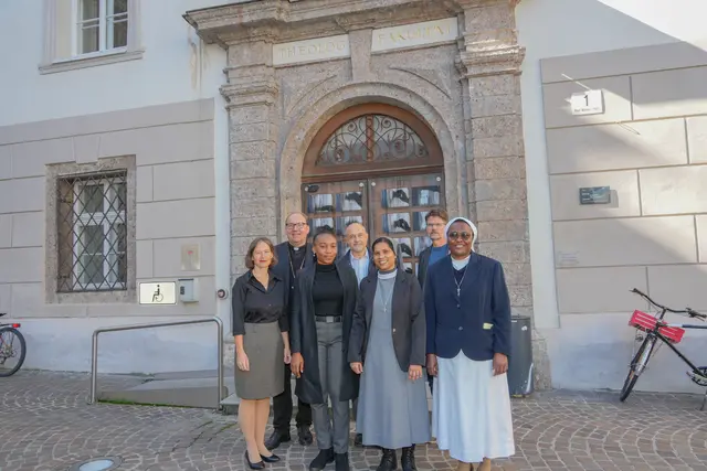 Wissen verbindet Kontinente: Drei Stipendiatinnen bringen neue Perspektiven aus Afrika und Asien nach Innsbruck. | Foto: Cincelli/dibk.at