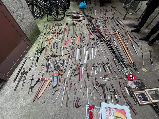 Ein ganzes Waffenarsenal fanden die Behörden bei einem Wiener Pensionisten in seiner Wohnung vor – darunter NS-Devotionalien. | Foto: LPD Wien