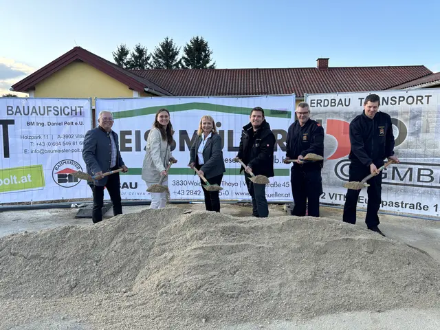 Vizebürgermeister Hermann Lauter, Bundesrätin Viktoria Hutter, Bürgermeisterin Anette Töpfl, Baumeister Daniel Polt, Kommandant Markus Holzweber und Kommandant-Stellvertreter Horst Zellhofer (v.l.) | Foto: Daniel Schmidt