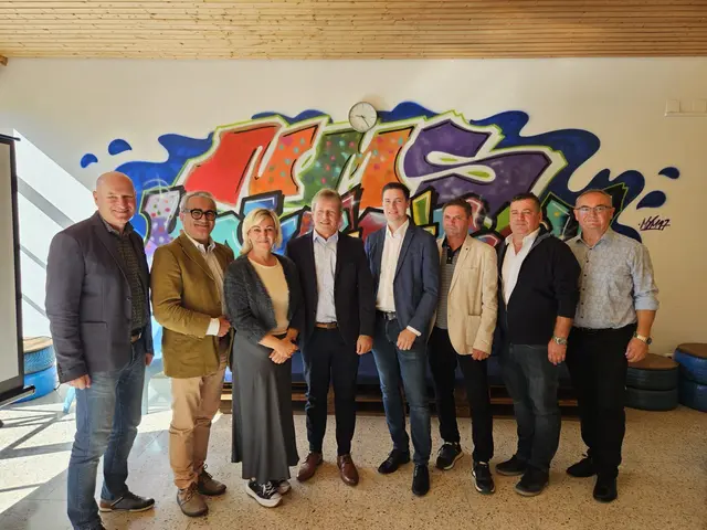 Helmut Kainz wurde offiziell verabschiedet: Wolfgang Laktisch (Direktor Volksschule Kohfidisch), Bürgermeister Norbert Sulyok, Direktor-Stellvertreterin Irene Seier, Helmut Kainz, Daniel Baumann (Schulqualitätsmanager Bezirk Oberwart), Vizebürgermeister Paul Toth, Amtsleiter Rainer Oswald und Herbert Weber | Foto: Mittelschule Kohfidisch