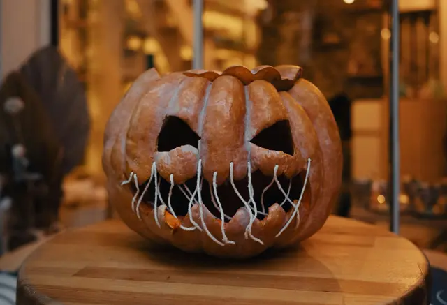 So cool kann ein selbst geschnitzter Kürbis aussehen. Jetzt bist du dran - werde Tirols Kürbis-Champion 2025! | Foto: Unsplash/ Tolga Ahmetler (Symbolbild)