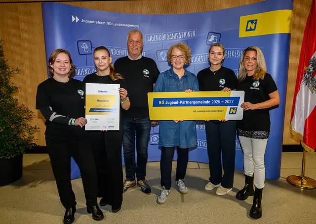 Mauerbach: JGR Helena Röhrbacher, Nathalie Barta, BGM Peter Buchner, Jugend-Landesrätin Christiane Teschl-Hofmeister, Angelina Janu, GR Sabine Janu | Foto: NLK Burchert