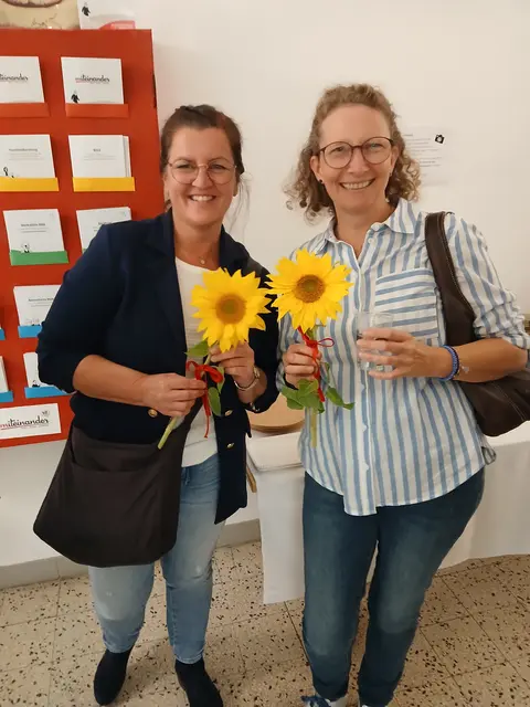 Sonnenblumen für die AMS Beraterinnen Max und Entholzer. | Foto: Afit Schärding