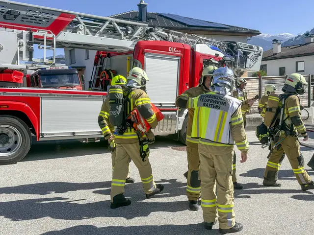 Feuerwehrleute mit Ausrüstung vor dem Ort des Geschehens | Foto: zeitungsfoto.at