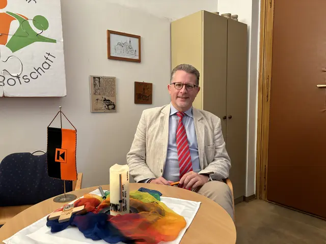 In den Urlaub fährt er ohne Plan, fast wäre er Mathematiker geworden: Gerald Gump ist der Pfarrer der Pfarre zur Frohen Botschaft. | Foto: Nathanael Peterlini/MeinBezirk