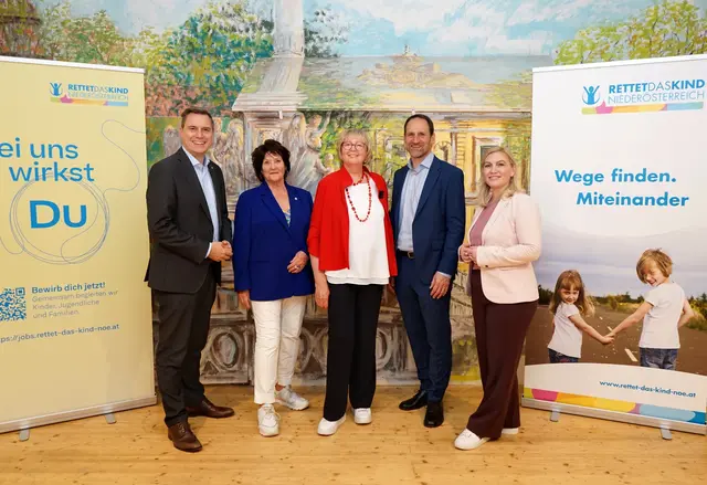 Die Vorsitzenden des Vereinsvorstands: Landtagsabgeordneter und Bürgermeister Christoph Kaufmann, Gertraute Schaufler, Landtagsabgeordnete Doris Hahn gratulieren und bedanken sich bei Monika Franta und Gerhard Haller. | Foto: Rettet das Kind NÖ