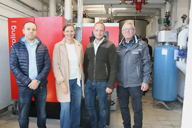 Vor dem neuen Kessel: Genossenschaftsobmann Paul Trummer, LH-Stv. Anja Haider-Wallner, Gemeindevorstand Andreas Magdics, und Anton Taschner vom Biomasseverband (von links). | Foto: Landesmedienservice
