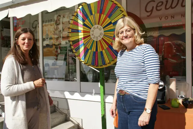 Kundin Anna Hauser und Chefin Susanne Mihellyes (rechts). | Foto: Anna Maria Kaufmann