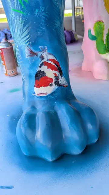 Heute endet die Löwensafari der Welser Lions-Clubs. Großkatze "Lawrence" komplettierte die Sammlung aus 28 individuell bemalten Großkatzen. MeinBezirk durfte Künstlerin Birgit Lorenz über die Schultern schauen. | Foto: Lorenz