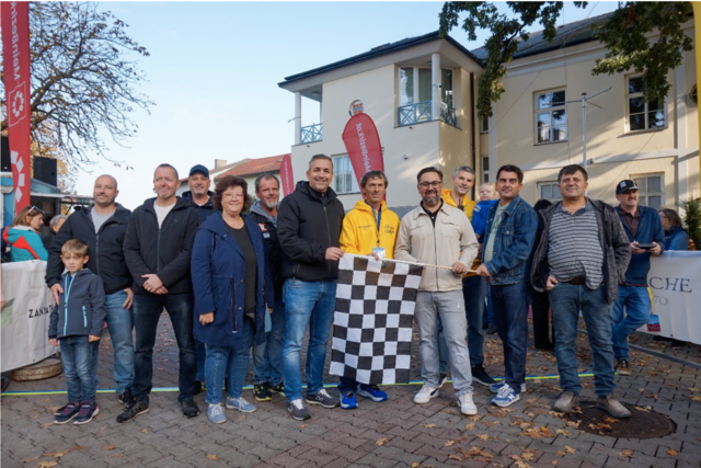 Gemeinderat Christian Wehofer, Stadtrat Andreas Schenk, Gemeinderat Stefan Schwanzer, Gemeinderätin Gabriele Berger, Stadtrat Andreas Zein, Bürgermeister Dietmar Ruf, Obmann Thomas Hochschorner, Vizebürgermeister Kaldun Hana, Obmann-Stv. Dominik Hochschorner, Korneuburger Bürgermeister Christian Gepp, Veysel Yildiz von
City Bau GmbH. | Foto: Verena Haumberger/Gerasdorfer Sportfreunde