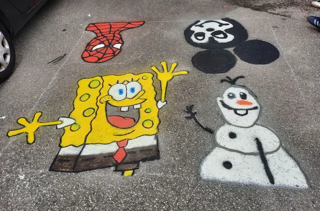 Spongebob, Spiderman &amp; Co warten bei der "Elternhaltestelle". | Foto: Frauen*forum Salzkammergut