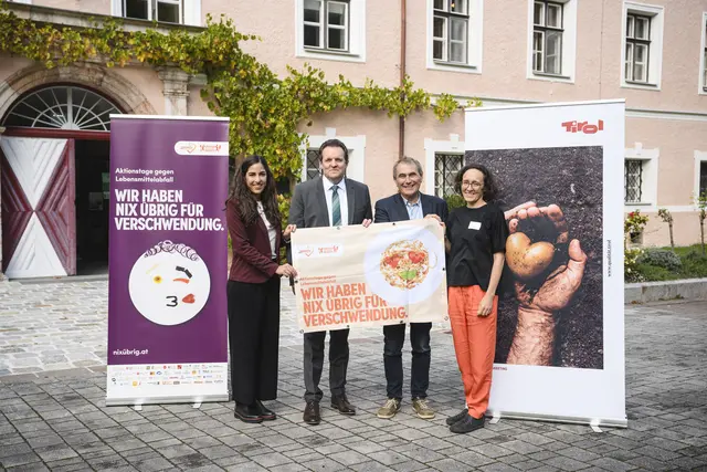 v.l.n.r.: Elisabeth Schabbauer (United Against Waste), Umweltlandesrat René Zumtobel, Josef Norz (Direktor der LLA Rotholz), Ute Ammering (Agrarmarketing Tirol GmbH) | Foto: UAW / Franz Oss.