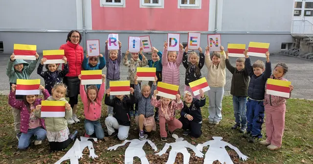 Die Kinder der 1a der Volksschule West halten auf malerische und spielerische Weise fest, was Frieden für sie bedeutet. | Foto: VS West Spittal