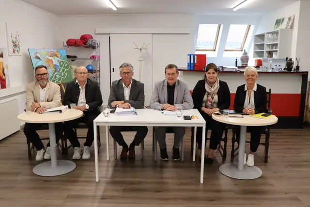Wir für Wörgl – Liste Roland Ponholzer lud kurz vor der Wörgler Gemeinderatssitzung zur Pressekonferenz, wo die "verheimlichten Unterlagen" juristisch eingeschätzt wurden. Im Bild: Gottfried Schneider, Walter Altmann, Rechtsanwalt Roland Seeger, Fraktionsführer Roland Ponholzer, Patricia Kofler und Astrid Rieser (v.l.). | Foto: Christiane Nimpf