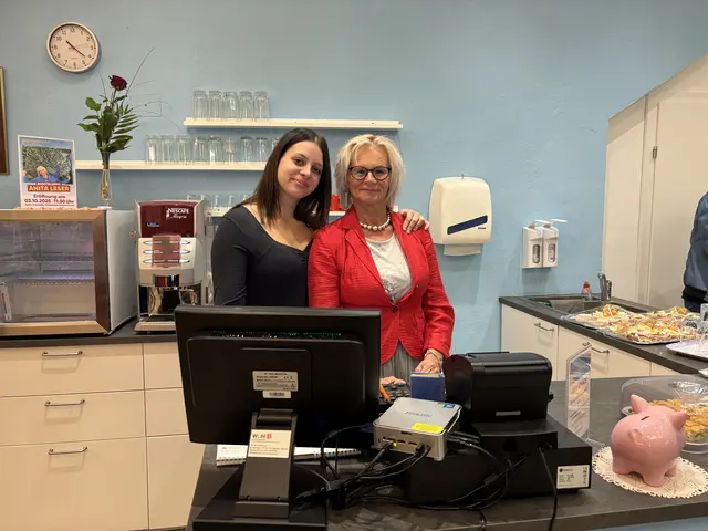 Im Sonnencafé können Kundinnen und Kunden mit Sozialkarte Kaffee für einen Euro genießen, ohne Karte kostet er 2,50 Euro. Dazu gibt es hausgemachte Kuchen und Geselligkeit.