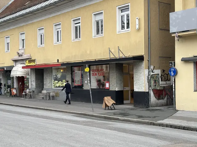In diesen Räumlichkeiten verstecken sich die Beteiligungsveranstaltungen am Griesplatz. Das Pappschild vor dem Eingang hatte nicht den gewünschten Effekt.  | Foto: MeinBezirk/Markus Kropac