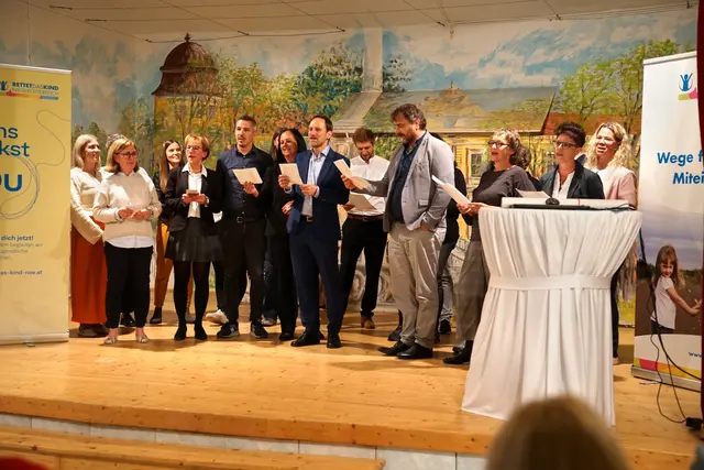 Der neue Geschäftsführer singt mit seinem Leitungsteam die „Rettet das Kind NÖ-Hymne“. | Foto: Rettet das Kind NÖ