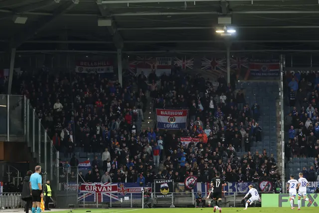 Für die Glasgow Rangers gab es im vollen Liebenauer Stadion nichts zu holen. Am Zaun zu sehen: Transparente mit den durchgestrichenen Köpfen von Trainer Russell Martin und Vereinsboss Patrick Stewart. | Foto: GEPA