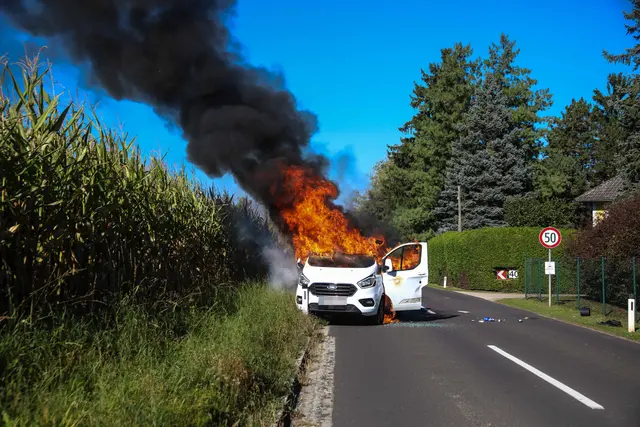 Ein mit Gasflaschen beladener Kleintransporter fing während der Fahrt auf der Mistelbacher Straße in Marchtrenk zu brennen an. | Foto: laumat.at