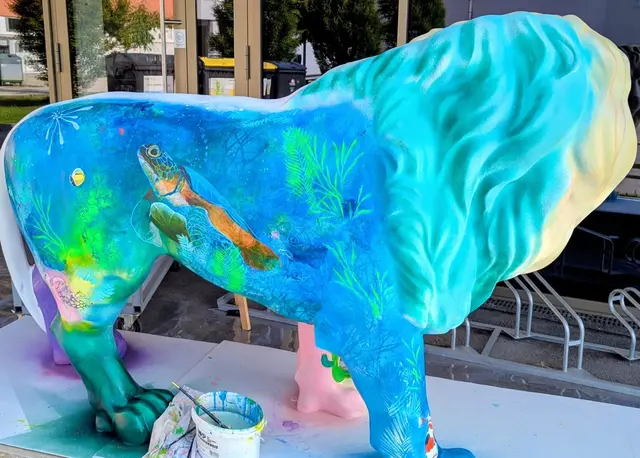 Heute endet die Löwensafari der Welser Lions-Clubs. Großkatze "Lawrence" komplettierte die Sammlung aus 28 individuell bemalten Großkatzen. MeinBezirk durfte Künstlerin Birgit Lorenz über die Schultern schauen. | Foto: Lorenz