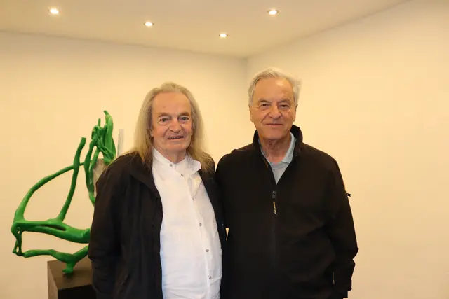 Der ausstellende Künstler Christian Streng und sein Freund und Künstler-Kollege Willi Pechtl.  | Foto: Elisabeth Zangerl