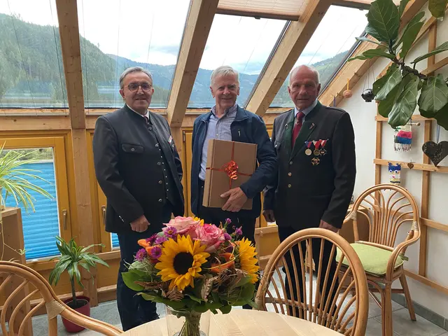 von links: Obmann Herbert Schilcher, Jubilar Kamerad Franz Ferner, Obmann-Stv. Franz Feiel | Foto: Kameradschaft Ramingstein
