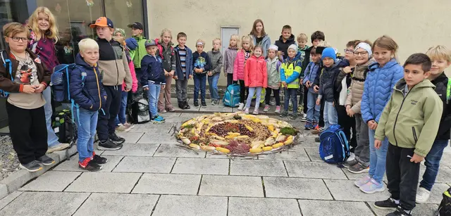 Die Kinder der Volksschule mit dem Erntemandala. | Foto: VS Kirchdorf/Mühlheim