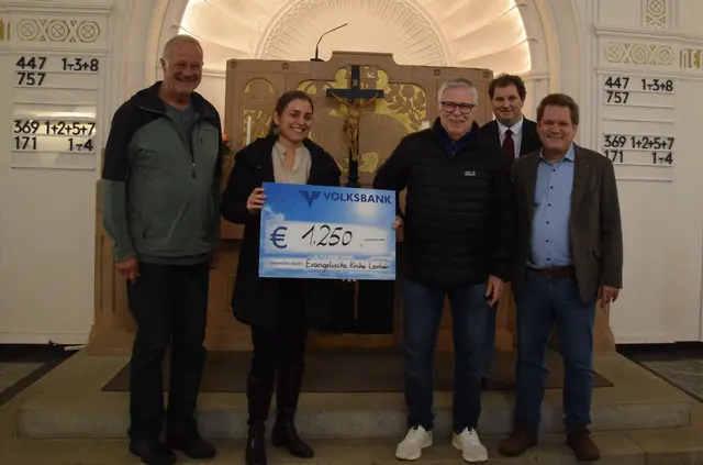 Große Freude über die Spende der Evangelischen Kirchengemeinde an die Kunst- und Musikschule Leoben (v. l.): Peter Weissacher, Manuela Greimer, Klaus Hoffmann, Thomas Moffat und Rainer Lechner. | Foto: Julia Moffat