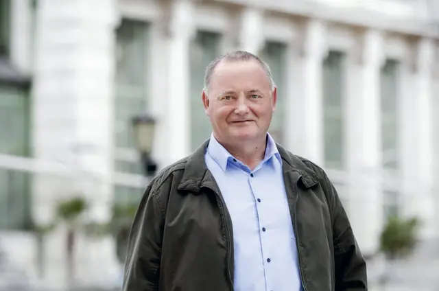 Johannes Sachslehner ist bekannt für verborgene, verdrängte und kaum bekannte Geschichten. Als Historiker und Autor zahlreicher Publikationen gilt diesmal sein besonderes Interesse den Plätzen von Wien. | Foto: Harald Eisenberger