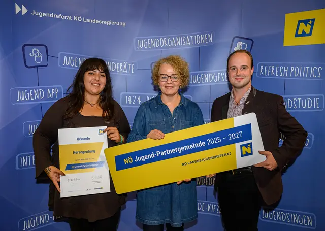Herzogenburg: JGR Denise Rameder, Jugend-Landesrätin Christiane Teschl-Hofmeister, JGR Markus Willach | Foto: NLK Burchert