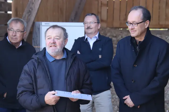 Der frühere Obmann Hermann Trummer wurde für seine 30-jährige Leitung der Genossenschaft geehrt. | Foto: Martin Wurglits