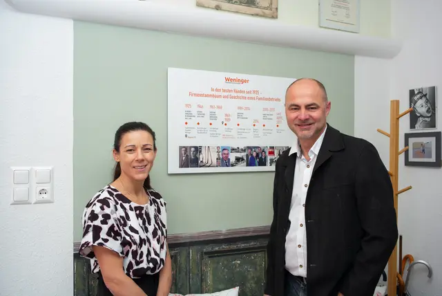 Eva und Hubert Weninger vor der Unternehmensgeschichte des Tapeziererbetriebes. | Foto: Santrucek